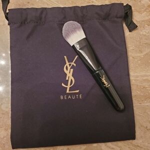 ⚜️YSL FOUNDATION BRUSH MINI FOR TRAVEL & YSL TRAVEL POUCH      NEW